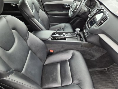 2022 Volvo XC90 T5 Momentum