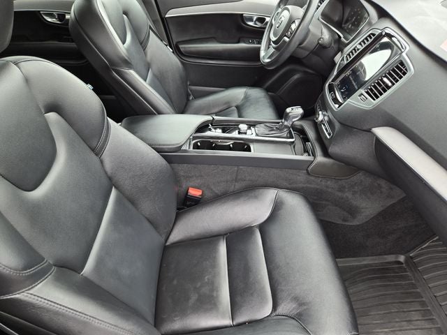 2022 Volvo XC90 T5 Momentum