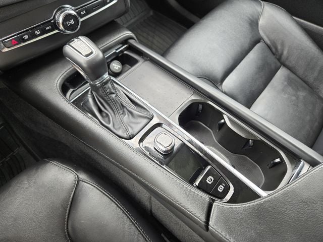 2022 Volvo XC90 T5 Momentum