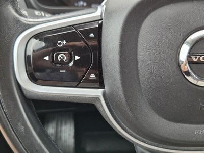 2022 Volvo XC90 T5 Momentum
