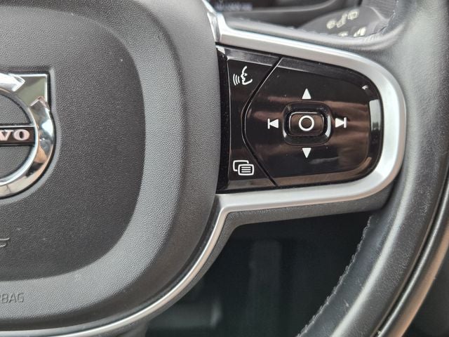 2022 Volvo XC90 T5 Momentum